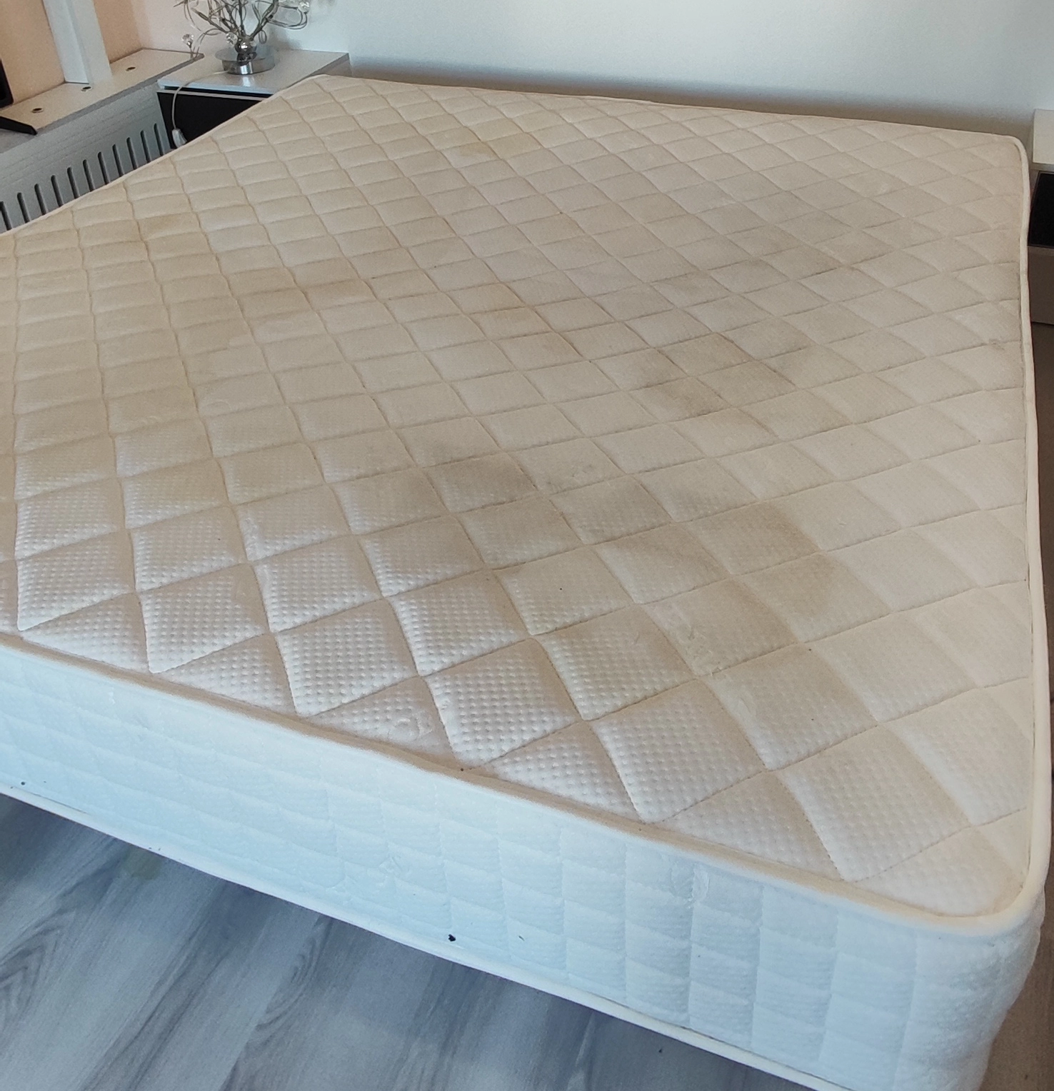 Матрас до чистки — видны пятна и загрязнения