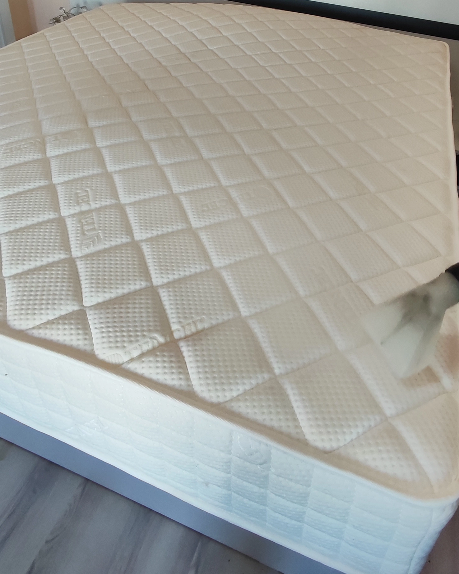 Матрас после чистки — чистая поверхность, пятна удалены