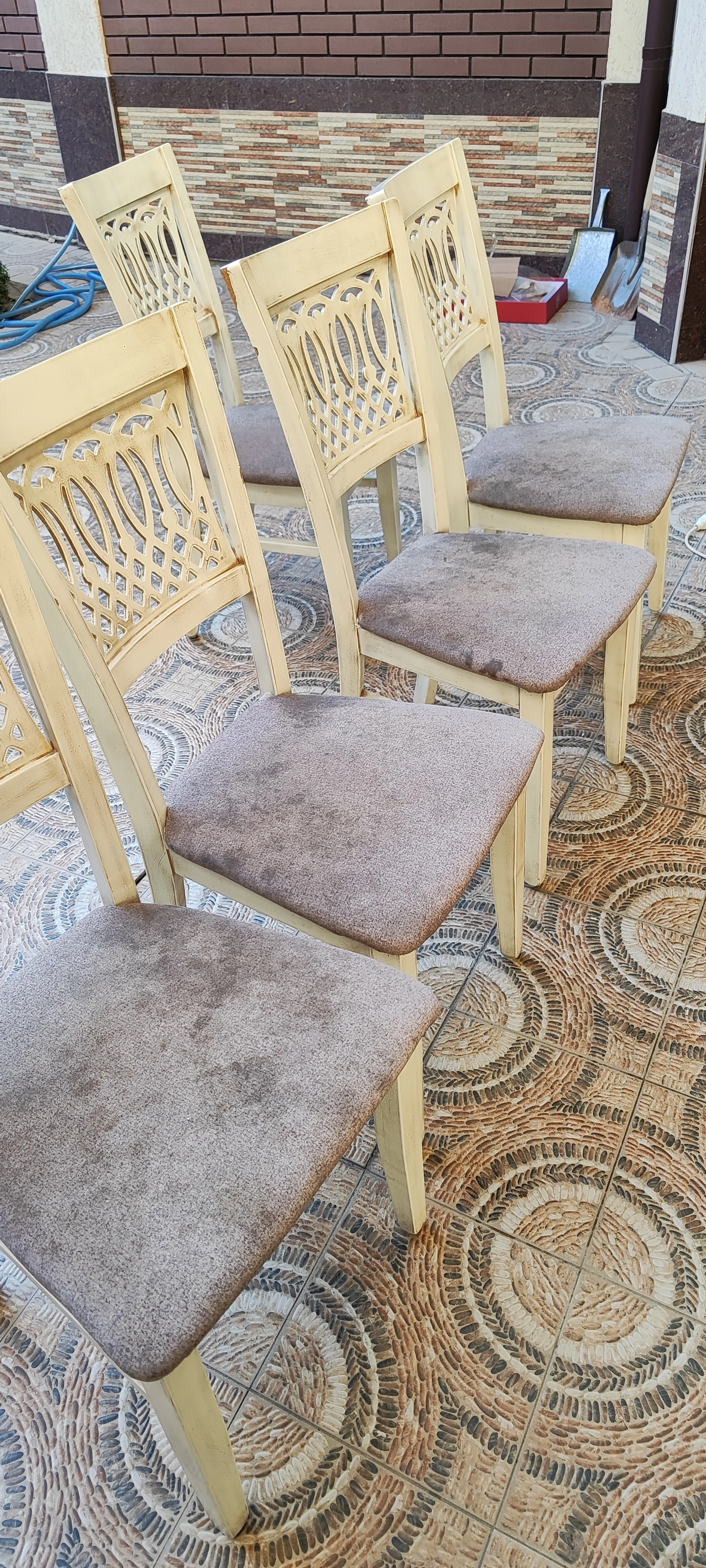 Стул до химчистки — видны пятна и загрязнения